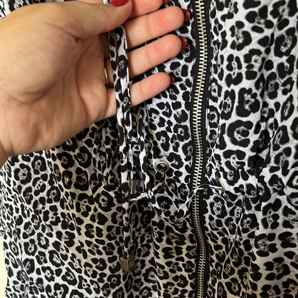 Michael Kors snow leopard, drawstring waist, zip up blouse, size large - Picture 8 of 11